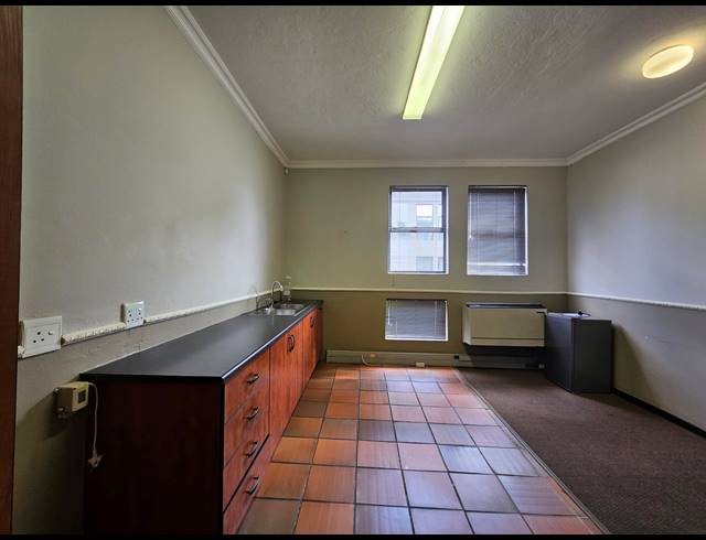 100M² BUSINESS CENTRE TO LET IN SILVER LAKES
